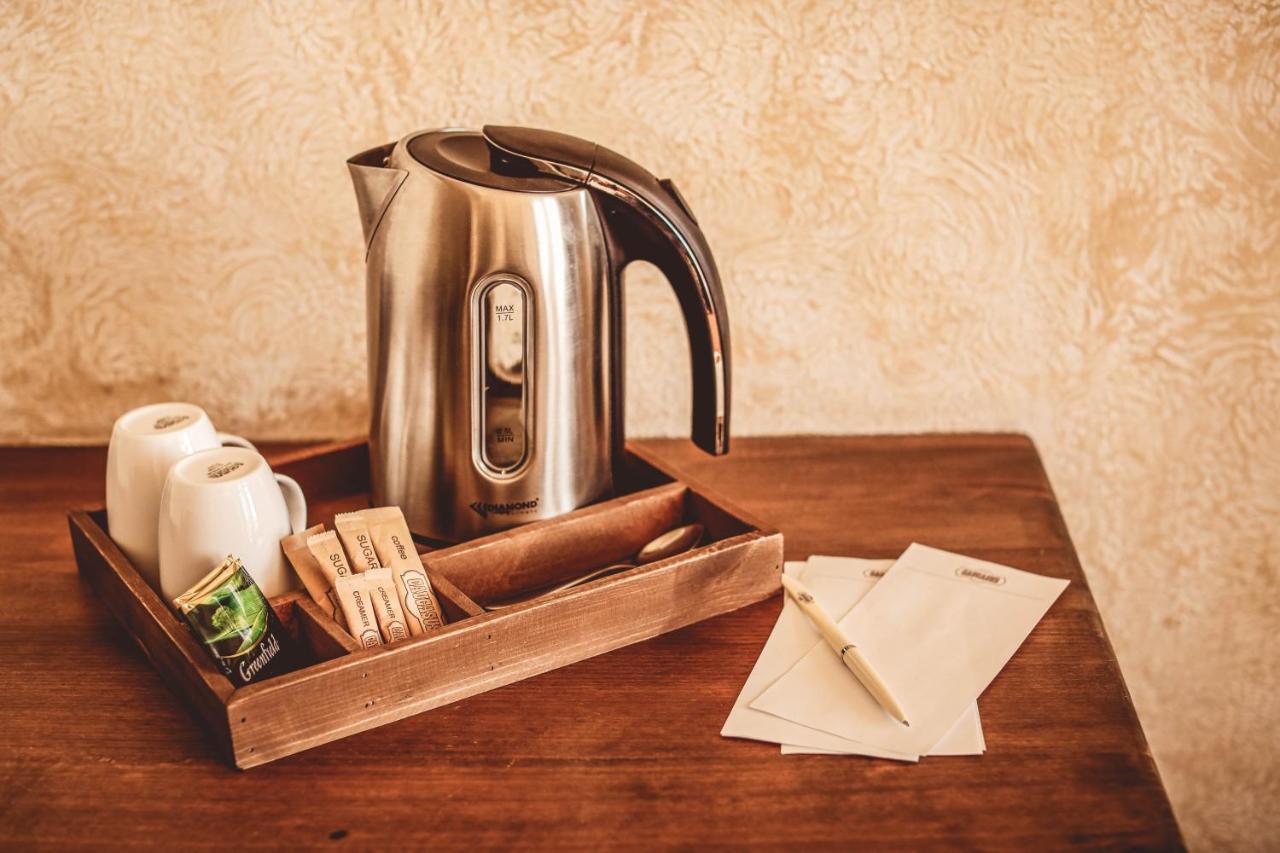 Caucasus Hotel Kasagh Buitenkant foto A kettle in a hotel room