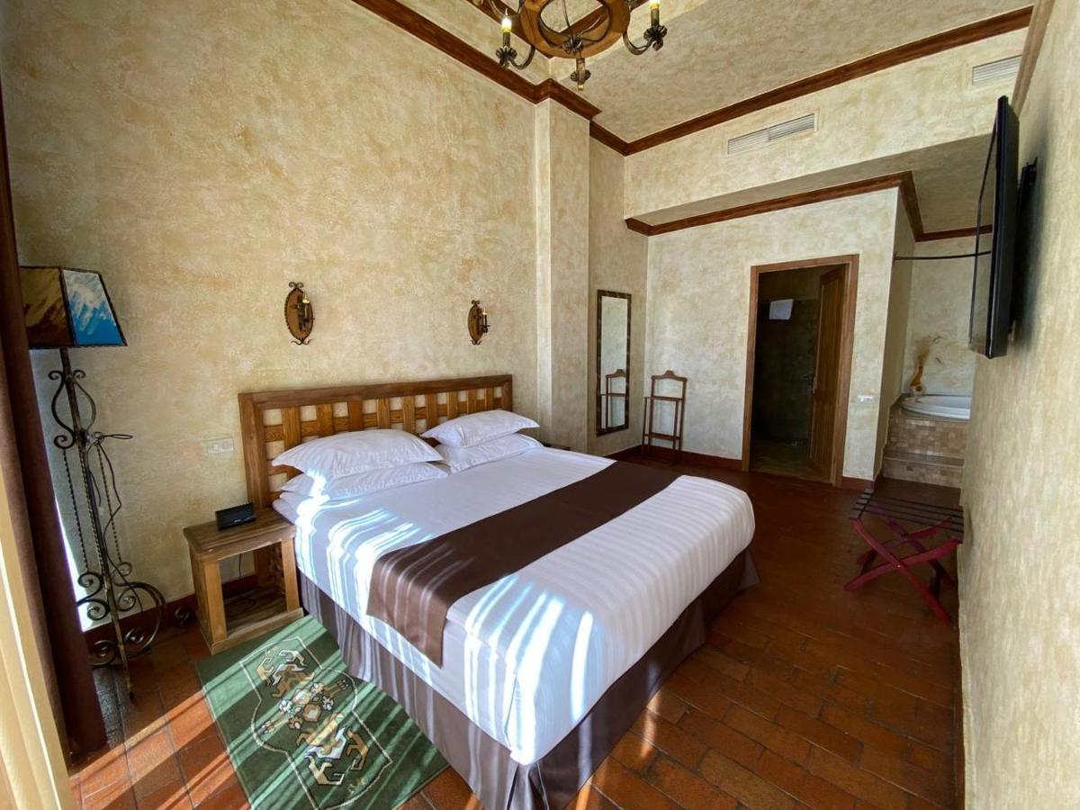 Caucasus Hotel Kasagh Buitenkant foto A room at the hotel