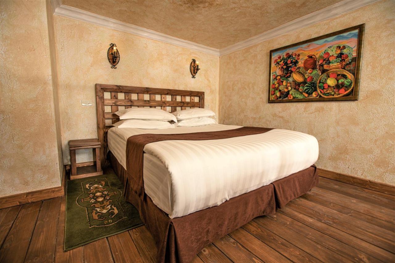 Caucasus Hotel Kasagh Buitenkant foto A room at the hotel