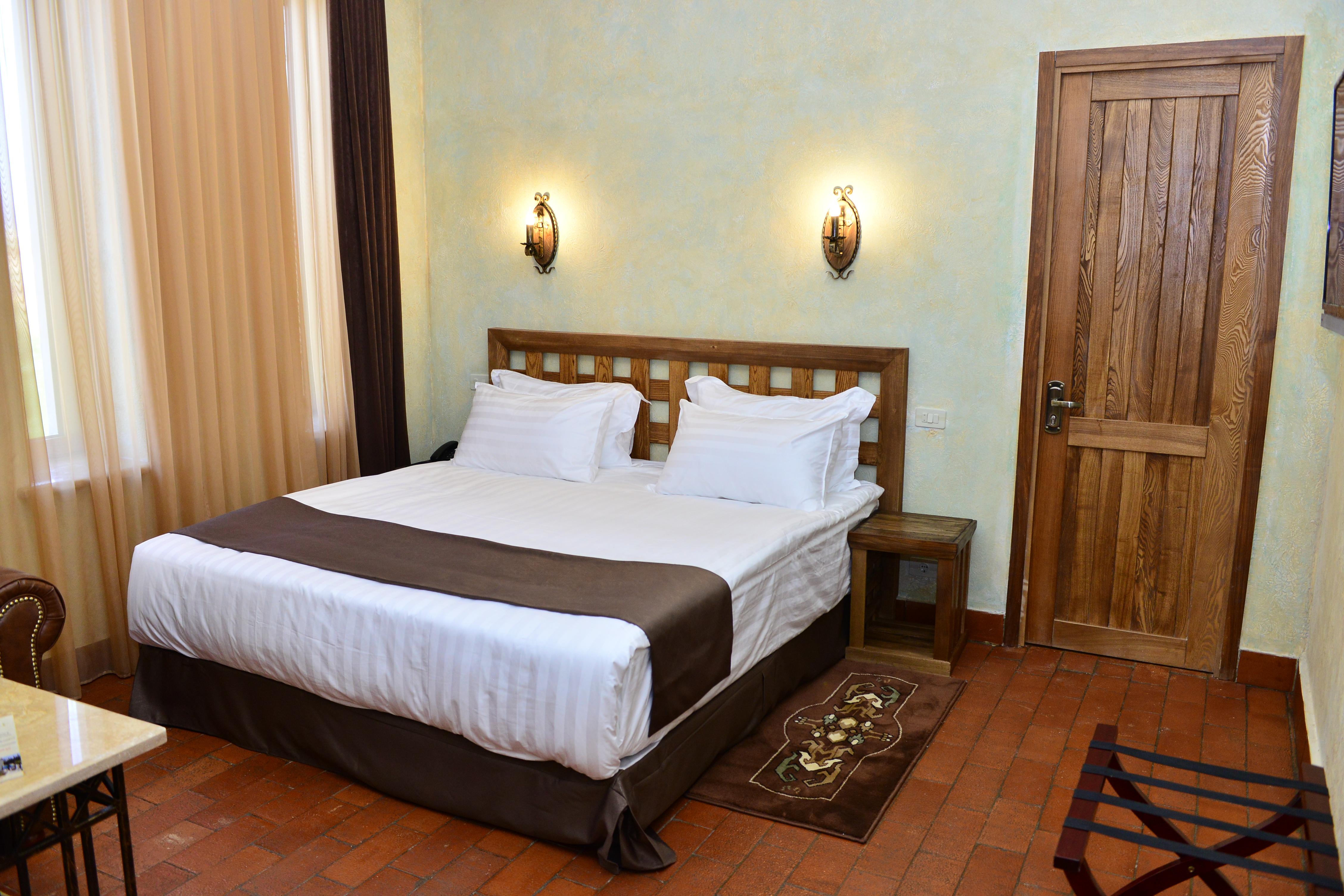 Caucasus Hotel Kasagh Buitenkant foto A bedroom at the hotel