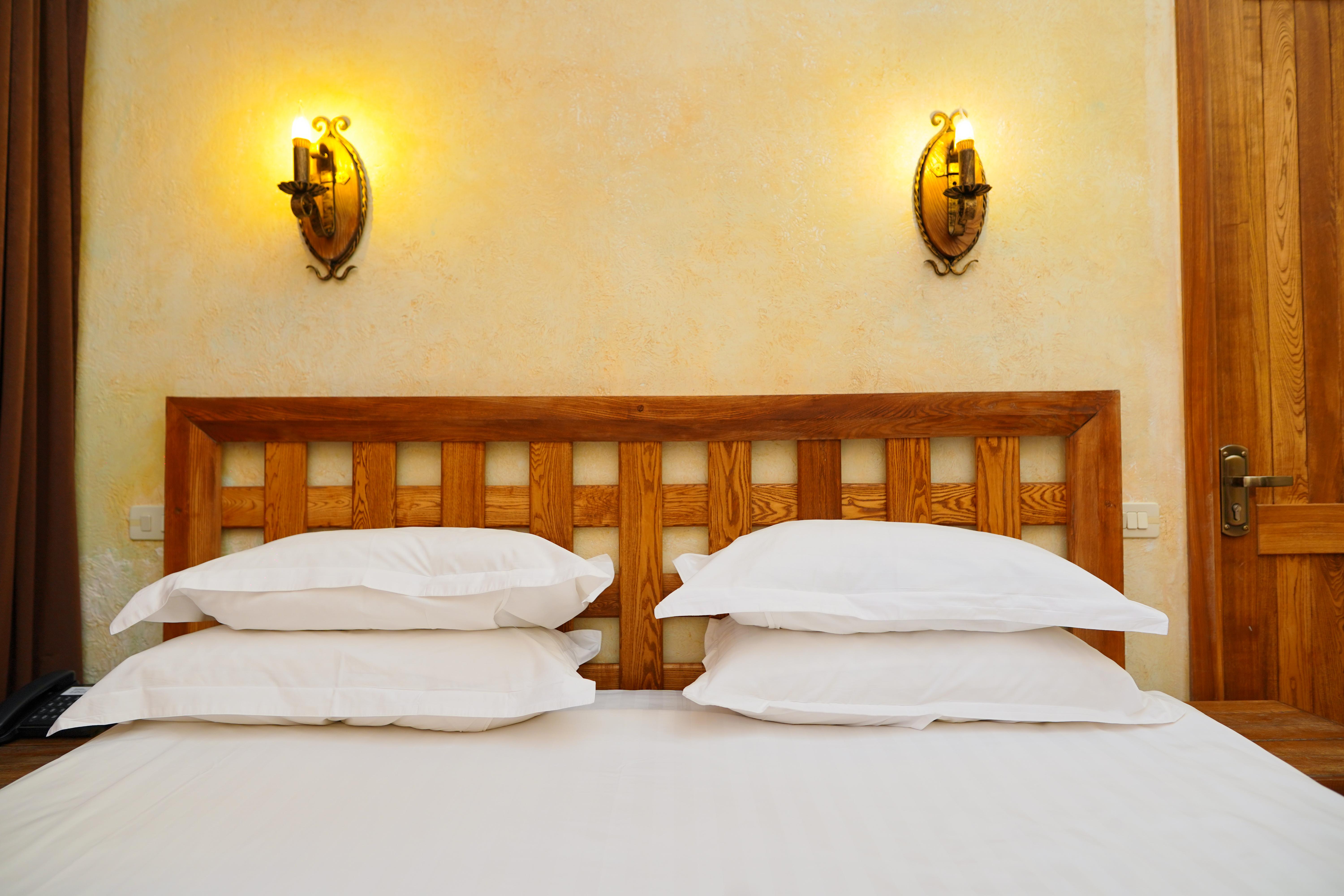 Caucasus Hotel Kasagh Buitenkant foto A bed with two pillows