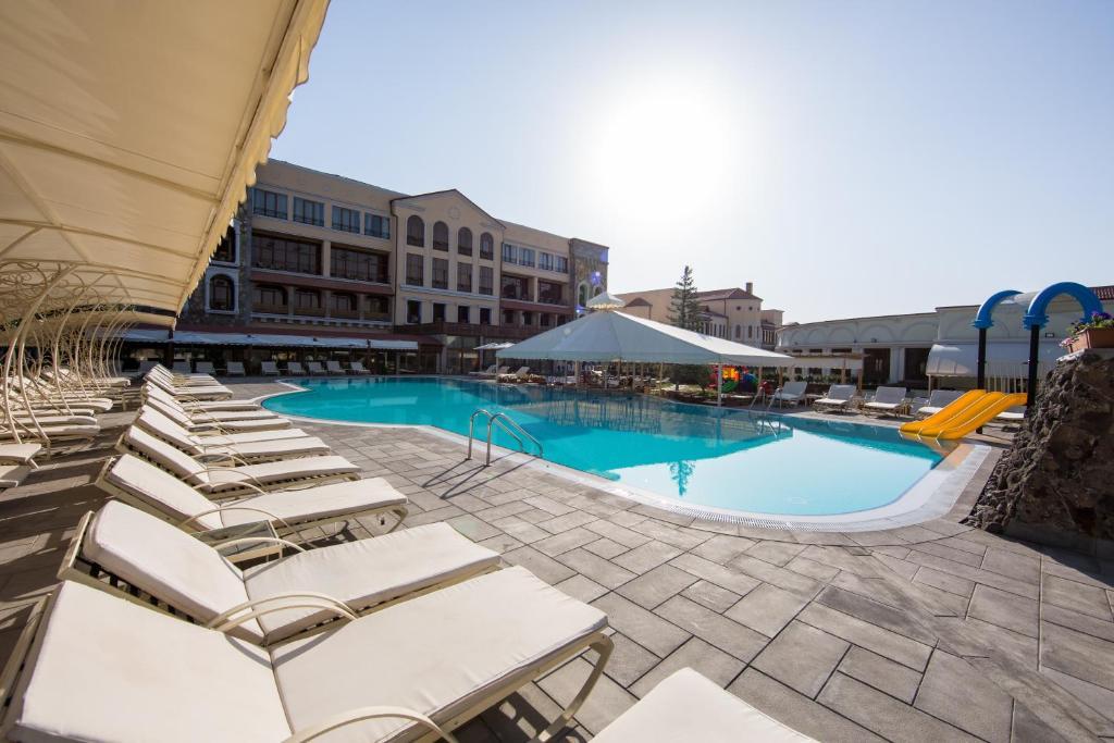 Caucasus Hotel Kasagh Buitenkant foto The swimming pool at the hotel