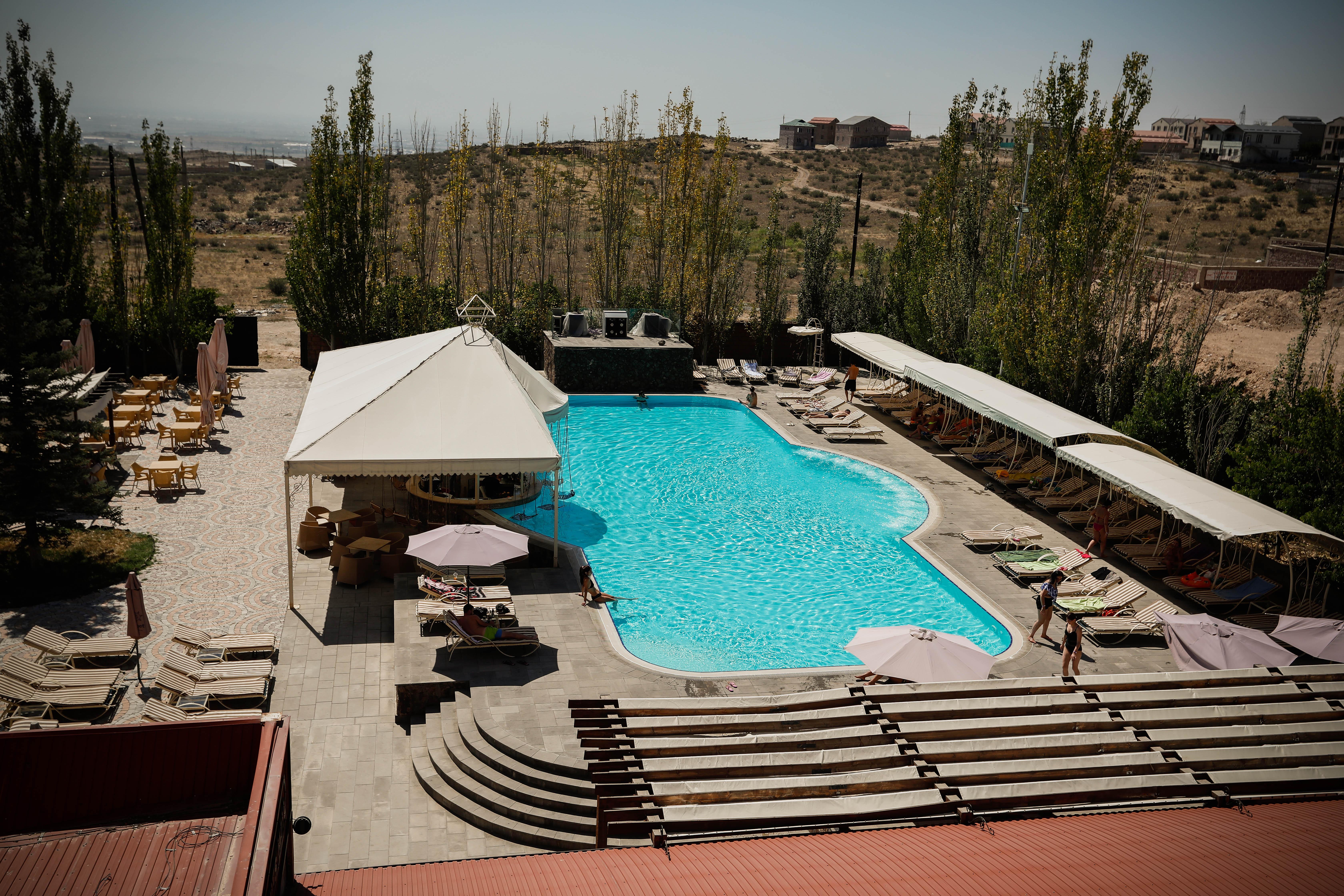 Caucasus Hotel Kasagh Buitenkant foto The swimming pool at the Grand Hotel