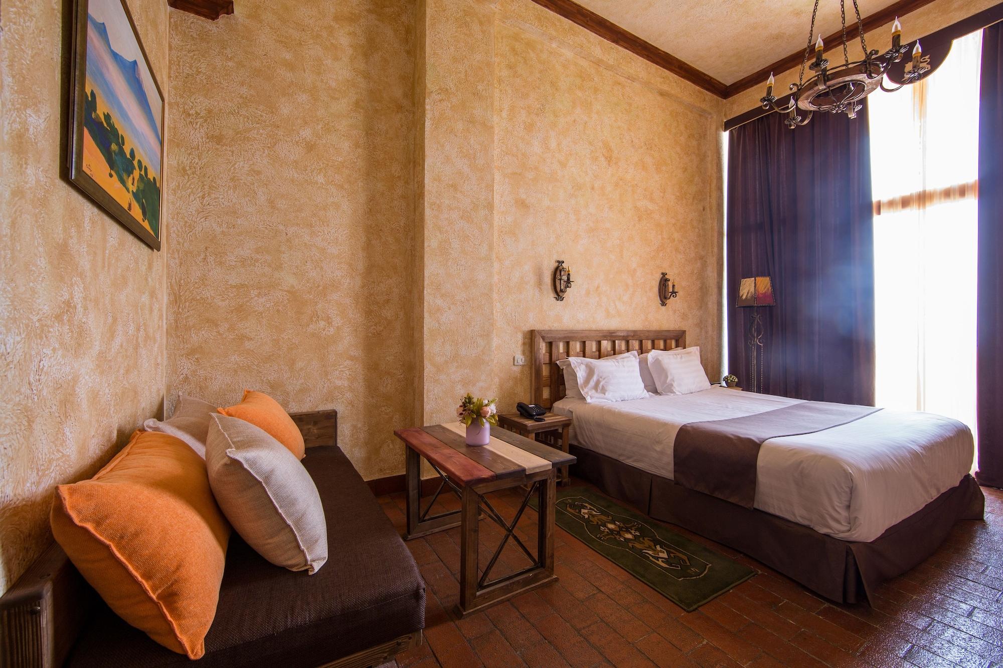 Caucasus Hotel Kasagh Buitenkant foto A room at the hotel