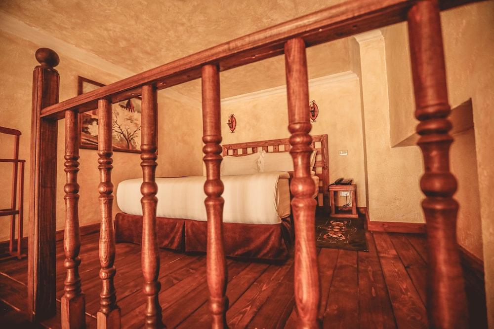 Caucasus Hotel Kasagh Buitenkant foto A bed in a hotel room