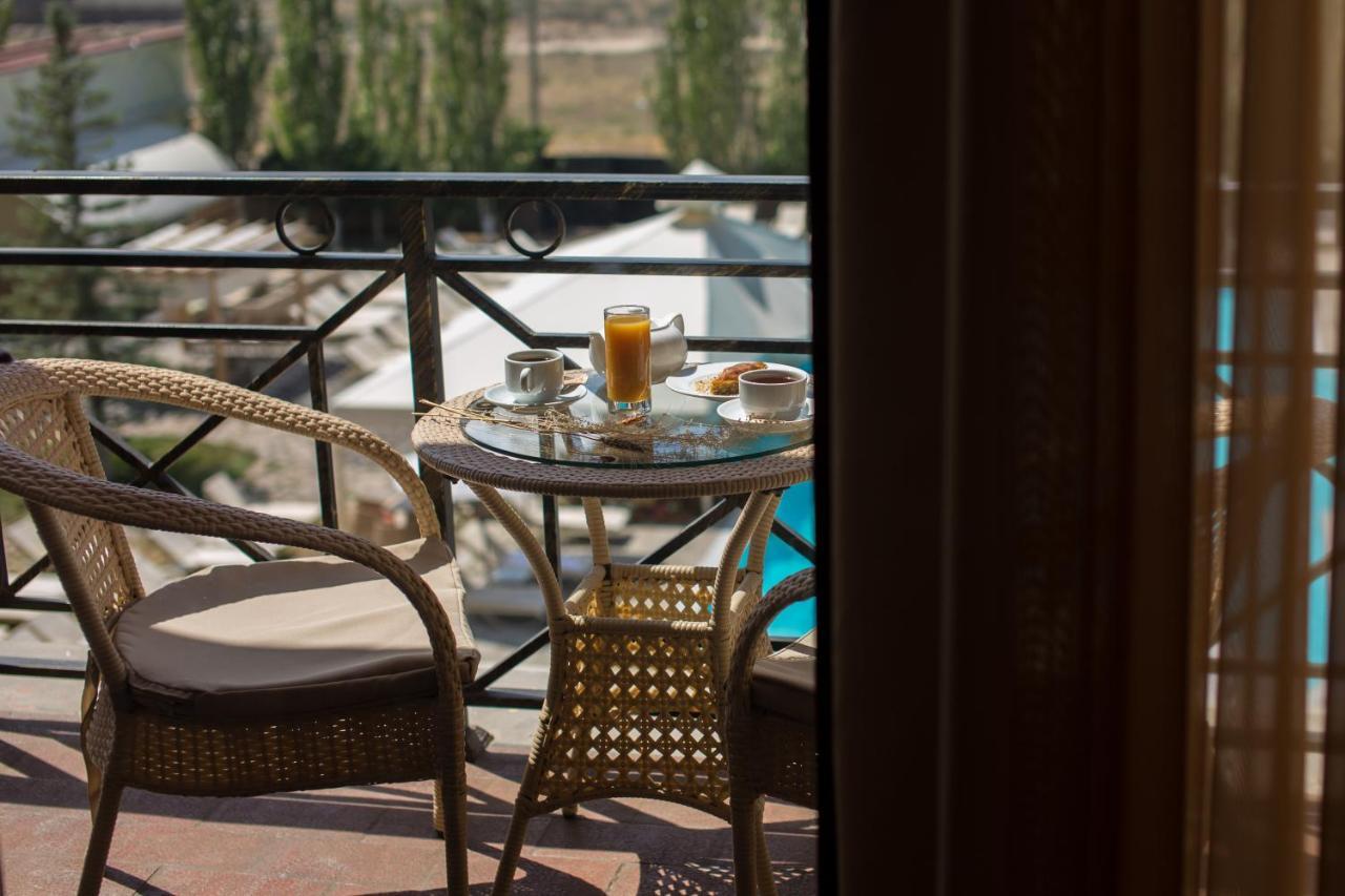 Caucasus Hotel Kasagh Buitenkant foto A balcony